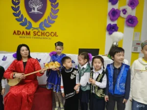 Музыкальное выступление с домброй в Adam School