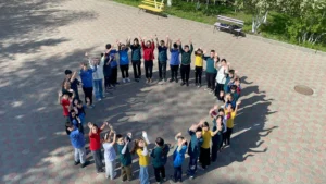 Ученики Голубого паруса на школьном дворе, 2024 год