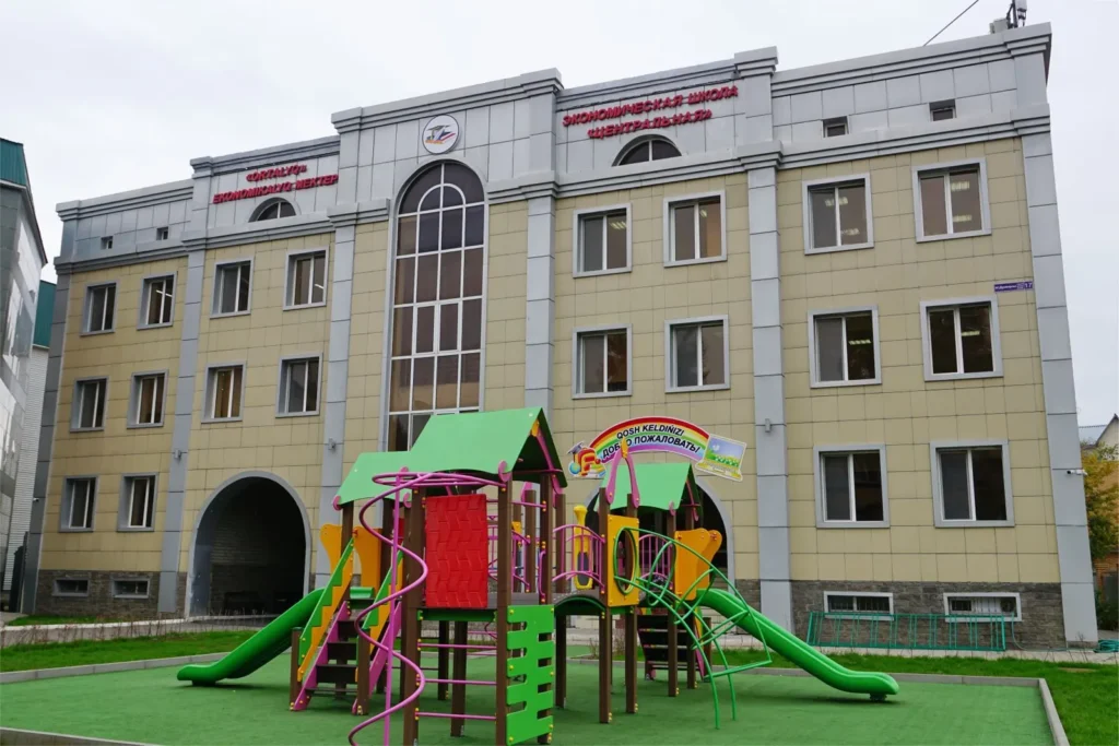 Здание экономической школы Центральная в Астане