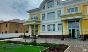 Здание школы Damu на улице Е-624, 8