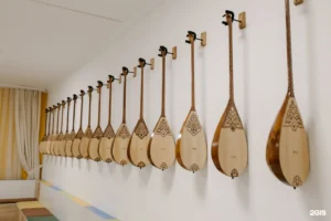 Домбра в музыкальном кабинете школы Dara