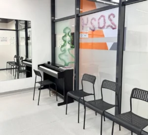 Пространство с пианино в Genius School