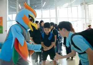 Ученики KIS Astana со школьным талисманом