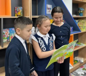 Ученики Koktal Garden School читают книгу