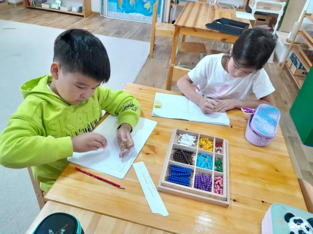 Ученики Montessori School работают с учебными материалами