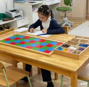 Занятие с математическими материалами в Montessori School