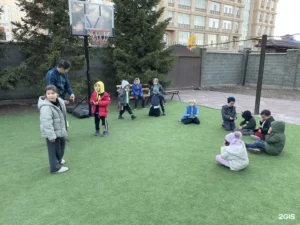 Ученики во дворе Nota School