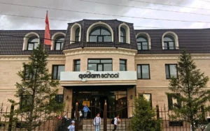 Здание Qadam School на улице Музафара Алимбаева, 21