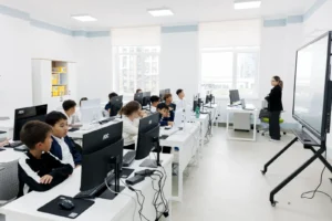 Ученики QCS на занятии в IT-лаборатории