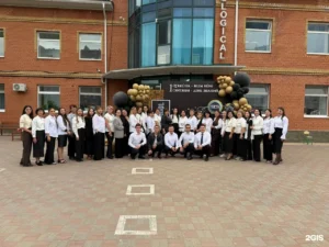 Коллектив Smart Technological School у здания школы в День знаний
