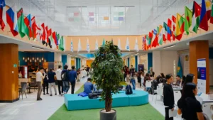 Холл Spectrum International School с флагами разных стран