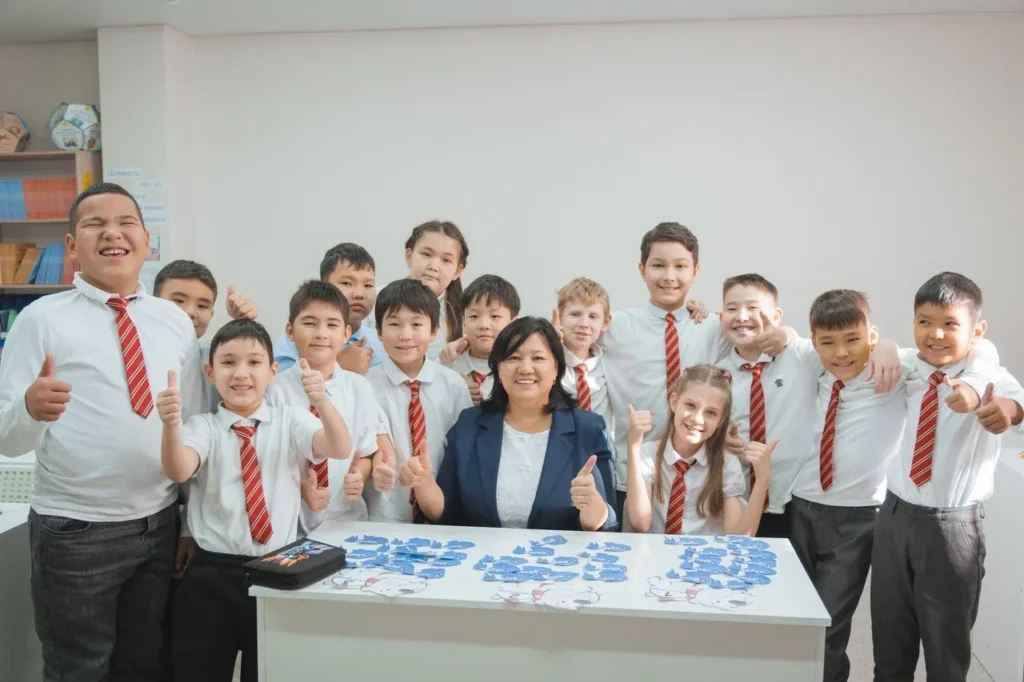 Ученики Talant School с педагогом в учебном кабинете