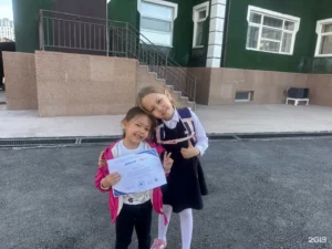 Ученицы Virere Education у здания школы