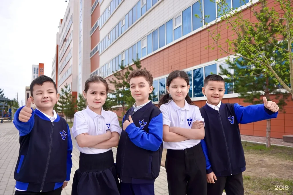 Ученики Vista School у здания школы в Астане