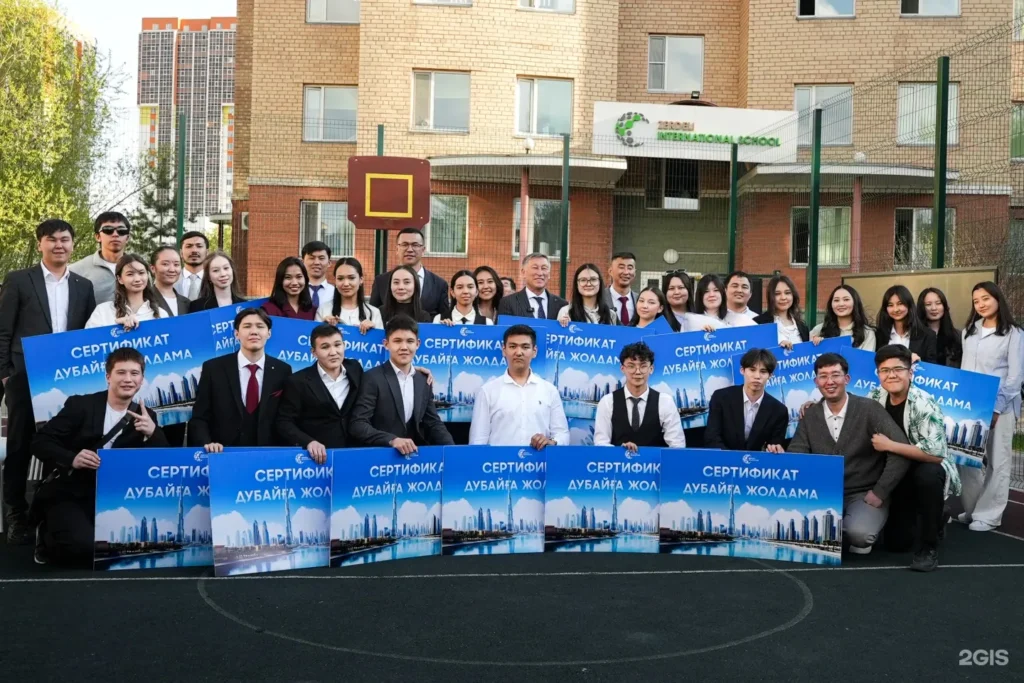 Ученики и педагоги Zerdeli International School у здания на Петрова