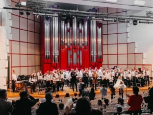 Концерт в зале корпуса КазНУИ на Женис, 33