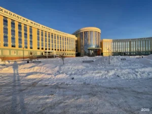 Территория и главный корпус КазУТБ зимой
