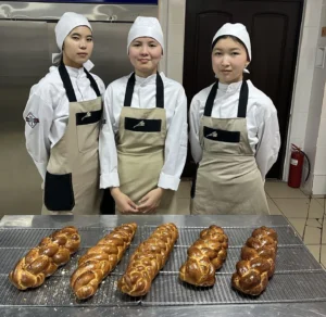 Студенты КОПиС с выпечкой в учебной кухне