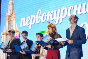 Студенты Казахстанского филиала МГУ на церемонии вручения студенческих билетов