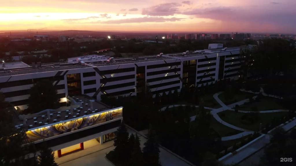 Вечерний вид кампуса Narxoz University