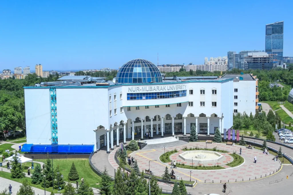 Учебный корпус университета Нур-Мубарак с воздуха
