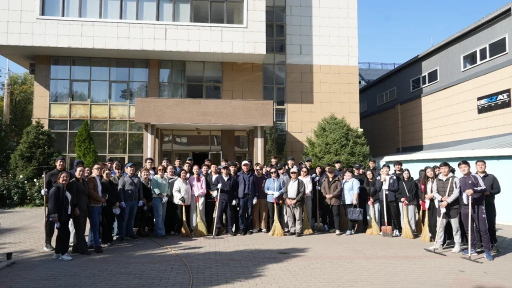 Студенты Omir Innovation University на территории университета