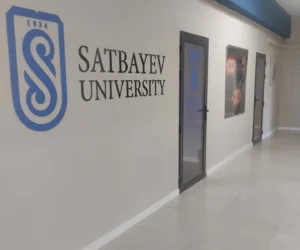 Коридор астанинского кампуса с символикой Satbayev University
