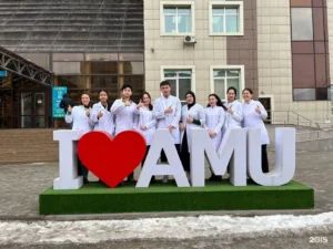 Студенты медицинского университета у знака I love AMU
