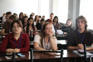 Студенты на мероприятии в Алматинском филиале СПбГУП